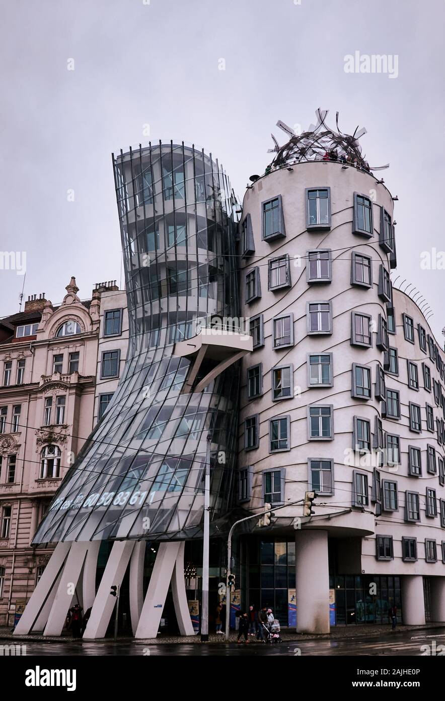 Prague, République tchèque- 31 mars 2018 : Dancing House (Ginger et Fred) avec les touristes à Prague, République Tchèque Banque D'Images