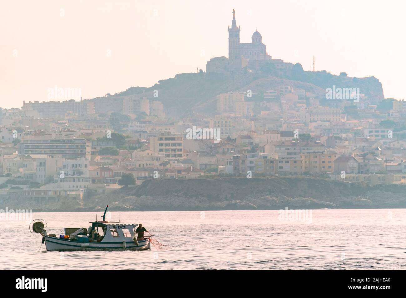 Petit bateau de pêche de Notre-Dame de la Garde et Marseille d'horizon, la baie de Marseille, Provence, France, Europe Banque D'Images