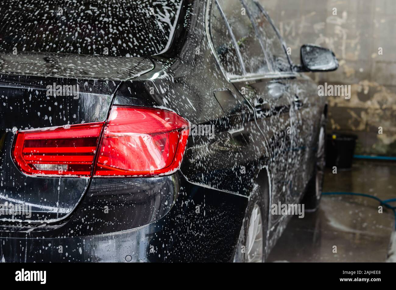Lavage de voiture avec bulle de savon. Banque D'Images