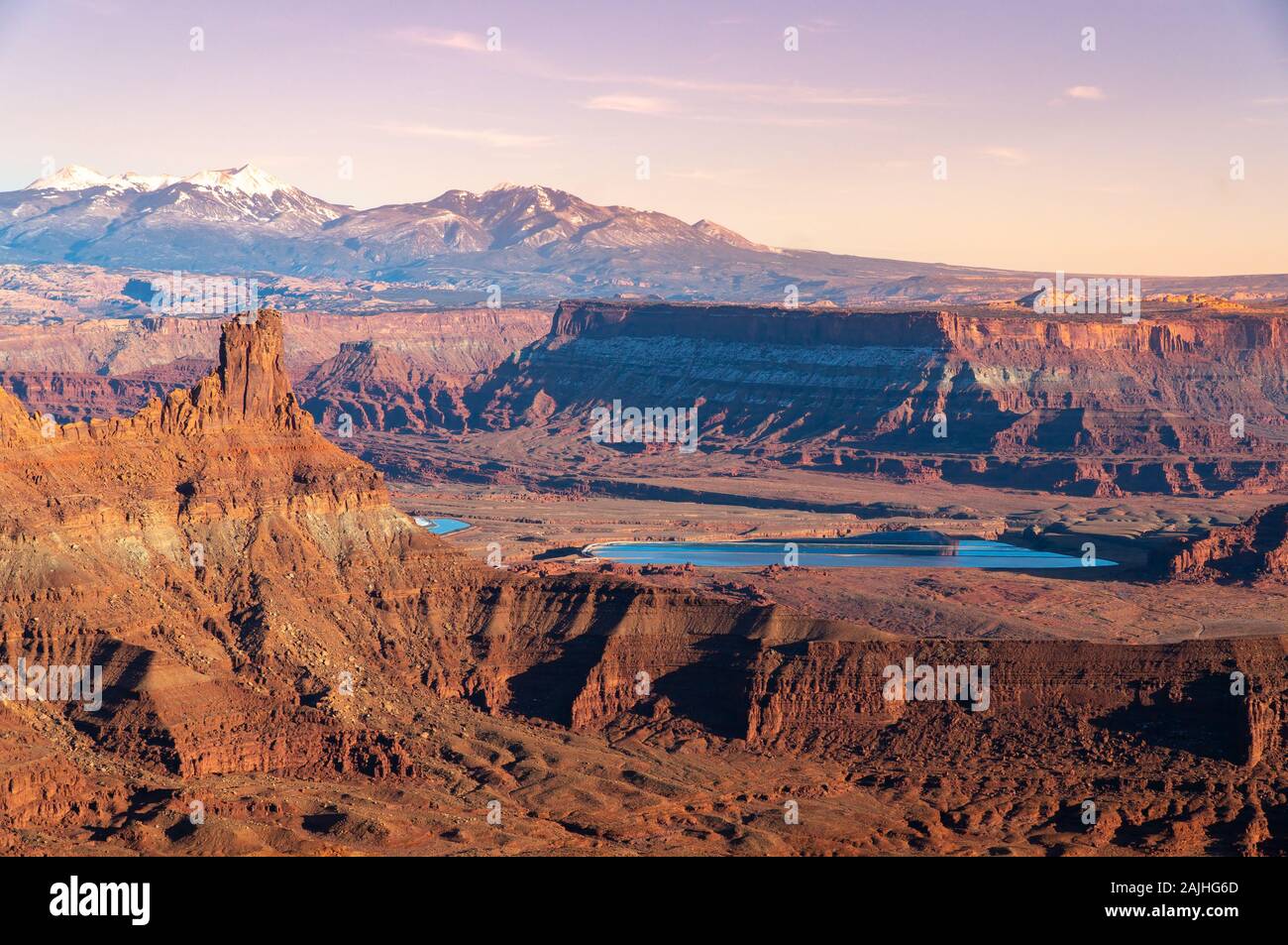 Dead Horse Point State Park surplombent au coucher du soleil avec l'orange typique de la formation des roches. L'Utah, United States. Banque D'Images