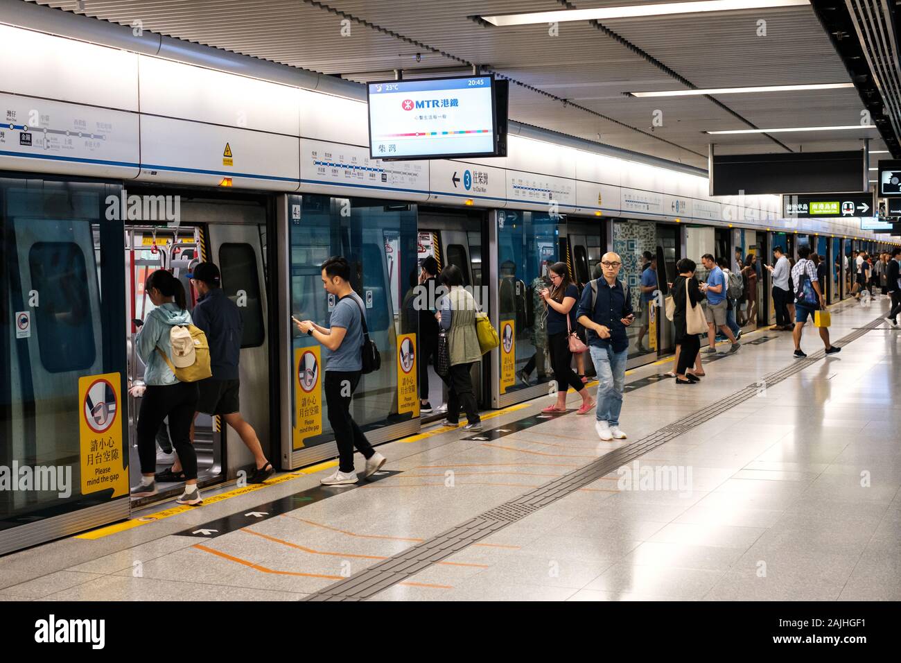 Hong Kong, Chine - Novembre 2019 : les gens à l'aide de train de métro à la station MRT / metro gare à HongKong Banque D'Images