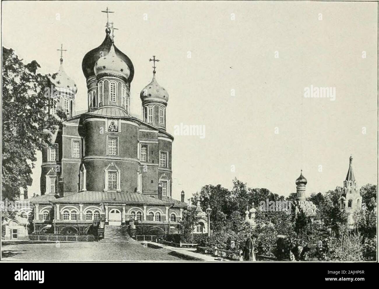 Moscou . scène de lopcu /. ; /, /v.j, le Tsar. Russie, au prince Dimitri Oukhtomsky. Depuis la Neglinnaïa a été recou-verte dune voûte, la Bièvre à Paris et nest plus quun égout ?qui va se perdre ignoré dans la Moskva en aval du Kremlin. 31ais le nomest resté à la rue sous laquelle il cache ses eaux limoneuses. Quelques heures de flânerie dans ce quartier pourront centrale ini-niveau le touriste aux productions de lart et de lindustrie russes : boissel-gelu vlaºin, broderie, orfèvrerie. Il constatera que ces produits sont trop sou-vent, hélas ! Submergés et perdus parmi ceux de lindustrie étrangère. Banque D'Images