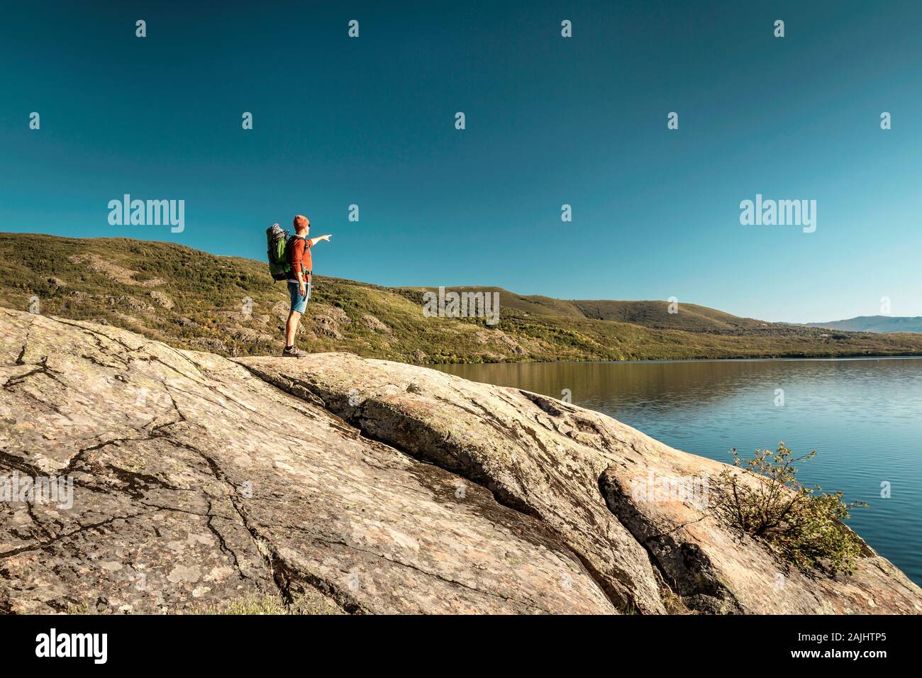 Vue d'un homme pointant à la belle vue sur le lac Banque D'Images