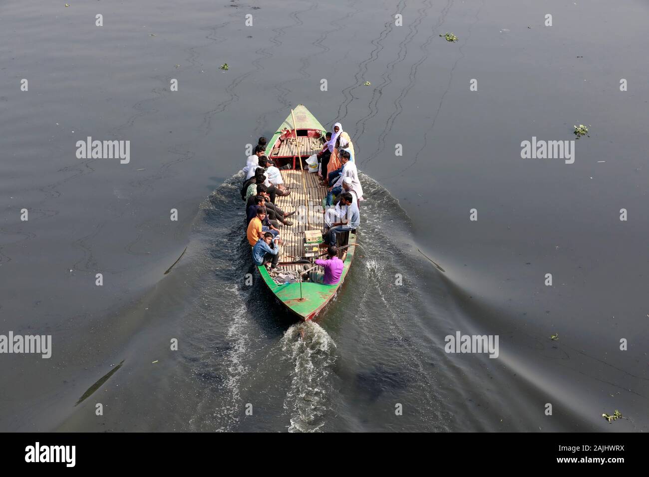 Dhaka, Bangladesh - 01 janvier 2020 : un bateau se déplace sur la rivière Balu à Dhaka, au Bangladesh. Comme les autres rivières, Dhaka est devenu extrêmement polluée être Banque D'Images