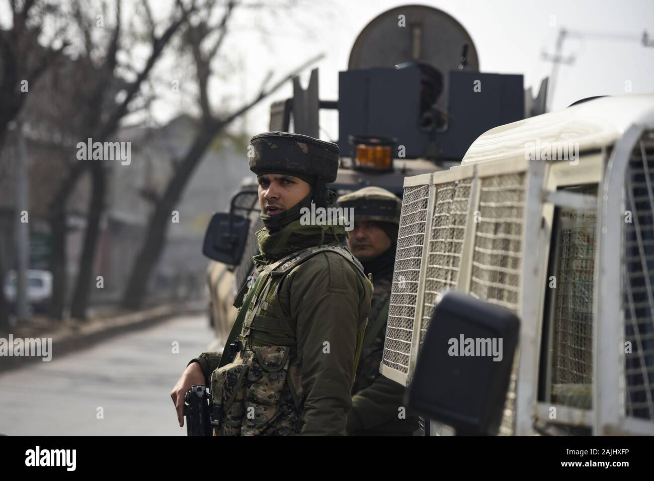 Les forces paramilitaires indiennes montent la garde près du site d'explosion de Srinagar.Un garçon de 17 ans a été blessé après l'explosion d'une grenade a eu lieu à Kawdara secteur du centre-ville de Srinagar Cachemire sous administration indienne. Banque D'Images