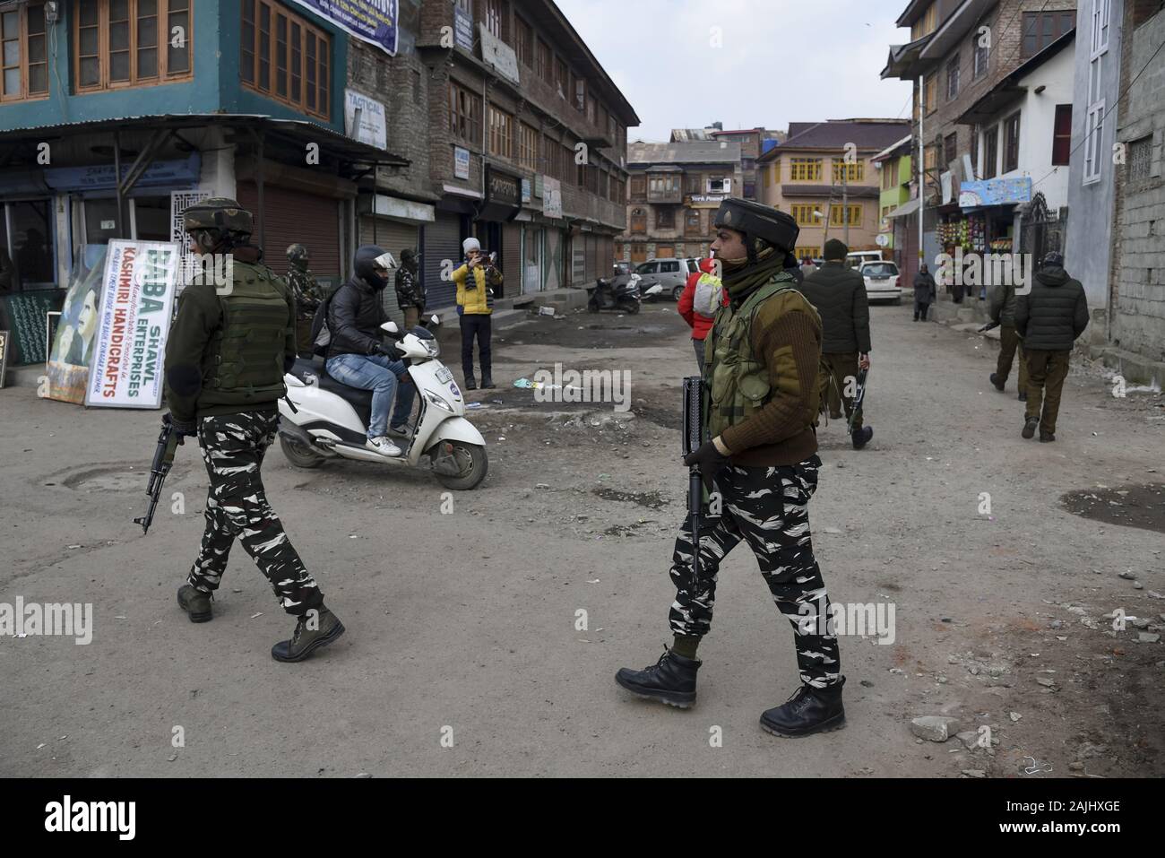 Les forces paramilitaires indiennes patrouille près de la place d'explosion à Srinagar.Un garçon de 17 ans a été blessé après l'explosion d'une grenade a eu lieu à Kawdara secteur du centre-ville de Srinagar Cachemire sous administration indienne. Banque D'Images