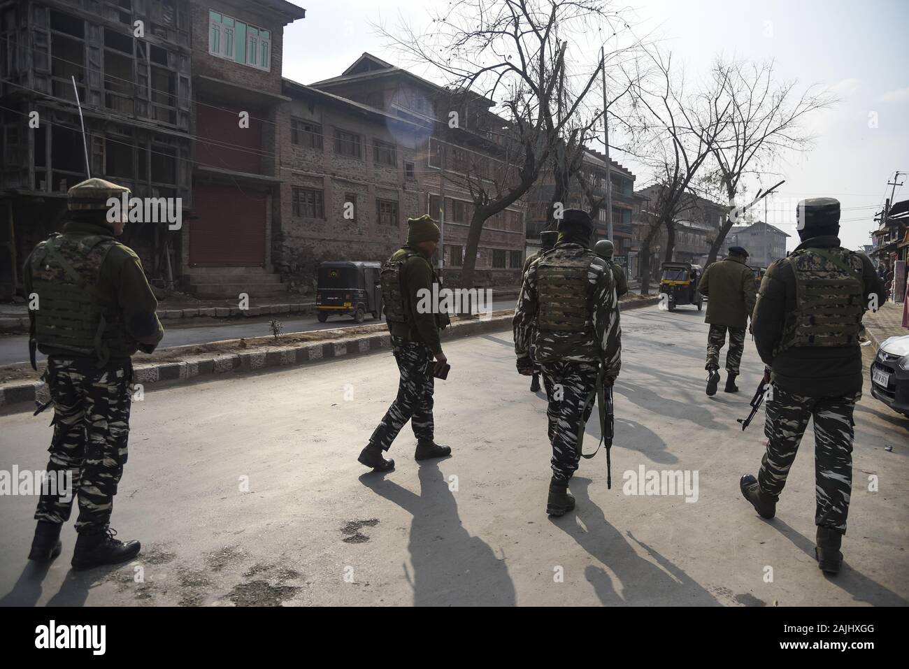 Les forces paramilitaires indiennes patrouille près de la place d'explosion à Srinagar.Un garçon de 17 ans a été blessé après l'explosion d'une grenade a eu lieu à Kawdara secteur du centre-ville de Srinagar Cachemire sous administration indienne. Banque D'Images