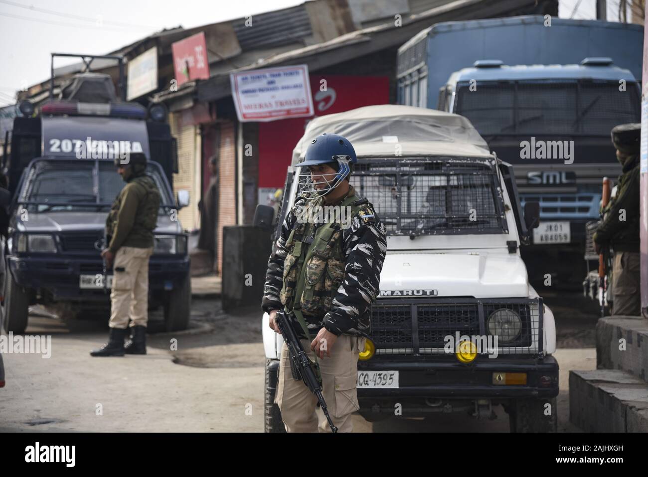 Les forces paramilitaires indiennes montent la garde près du site d'explosion de Srinagar.Un garçon de 17 ans a été blessé après l'explosion d'une grenade a eu lieu à Kawdara secteur du centre-ville de Srinagar Cachemire sous administration indienne. Banque D'Images