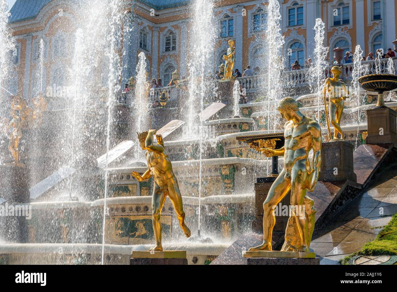 Grande cascade dans Pertergof, St-Petersbourg. le plus grand ensembles  fontaine dans le monde, plus de 60 fontaines d'eau. Objectif grand angle et  longue exposit Photo Stock - Alamy