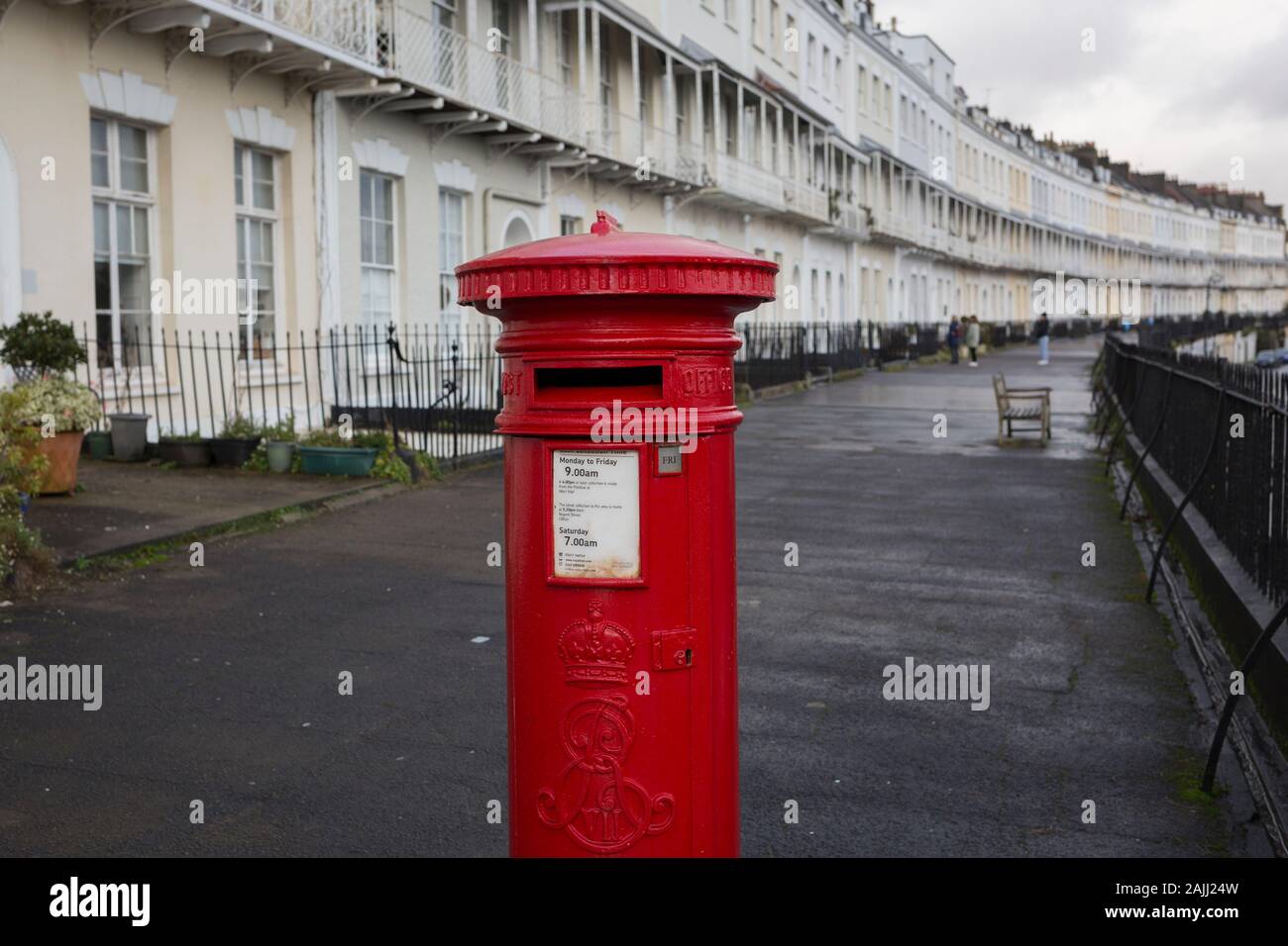 Une boîte postale de la Royal Mail et un fond de maisons mitoyennes sur Royal York Crescent, le 26 décembre 2019, Clifton, Bristol, Angleterre. Banque D'Images