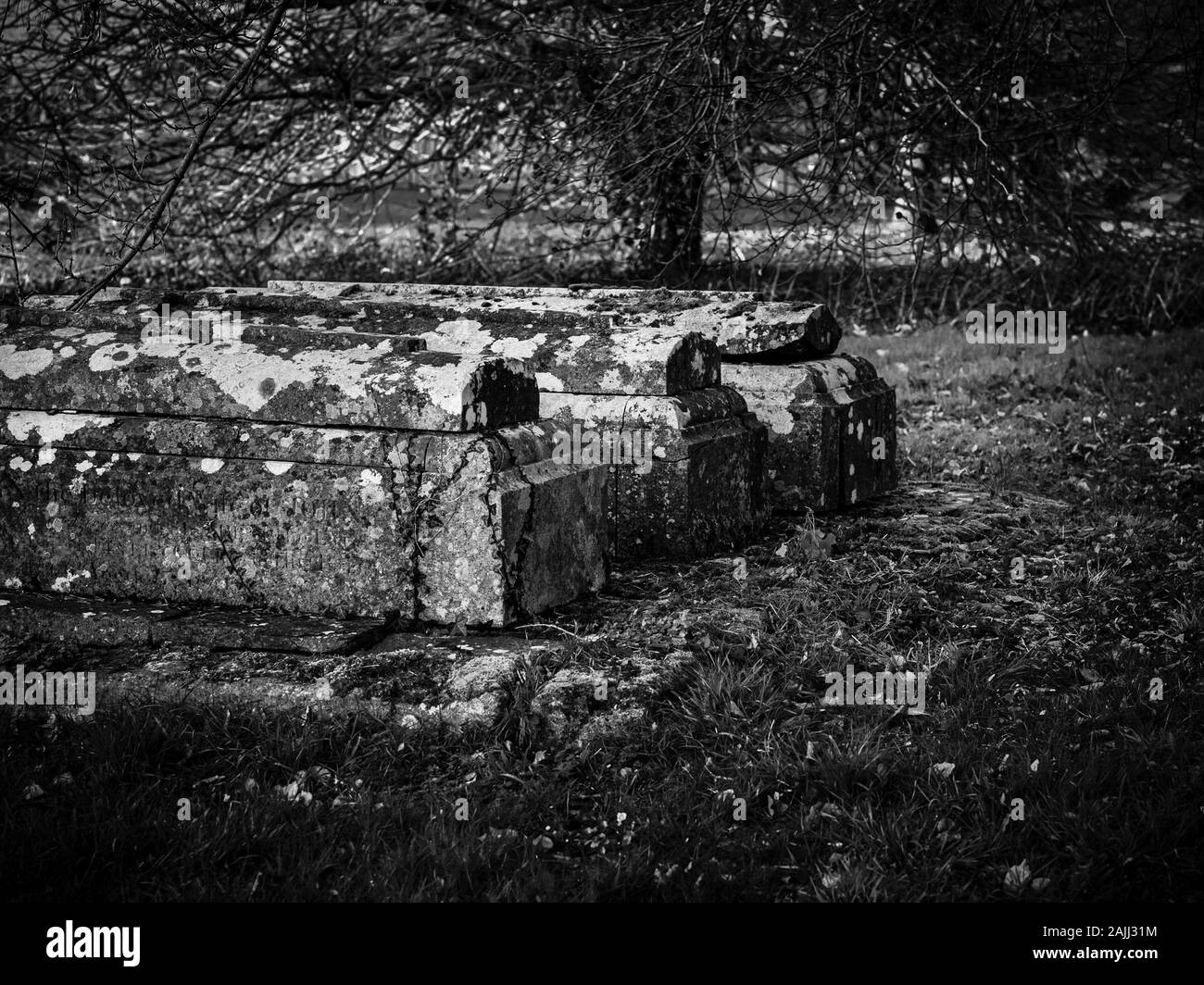 Le Noir Et Blanc Du 19e Siecle Pierres Tombales Dans Un Cimetiere En Angleterre Photo Stock Alamy