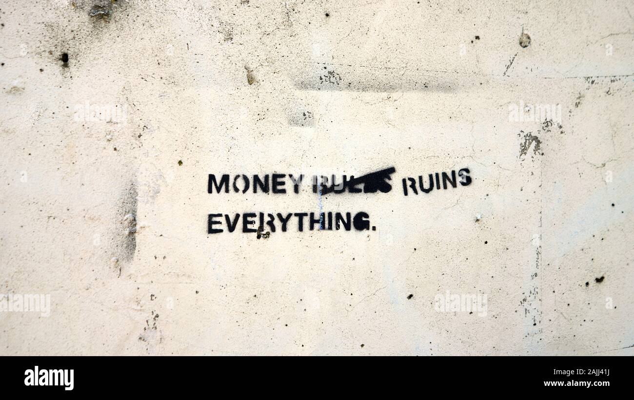 Encore drôle vrai éditer un slogan inscrit sur un mur de béton. Règles de l'argent par rapport à l'argent ruine tout. Banque D'Images