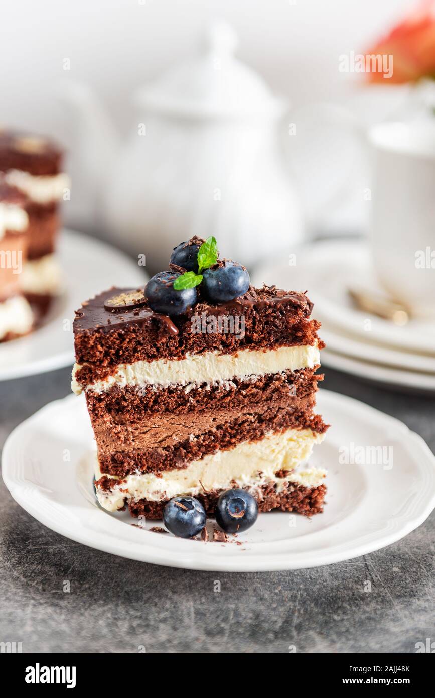 Gateau Couches Au Chocolat Belge Couches D Eponge Humide Choco Creme Vanille Et Mousse Au Chocolat Fonce Indulgent Vitrage Avec Sauce Au Chocolat Noir Riche Et Decoree A La Main Avec Des Bleuets