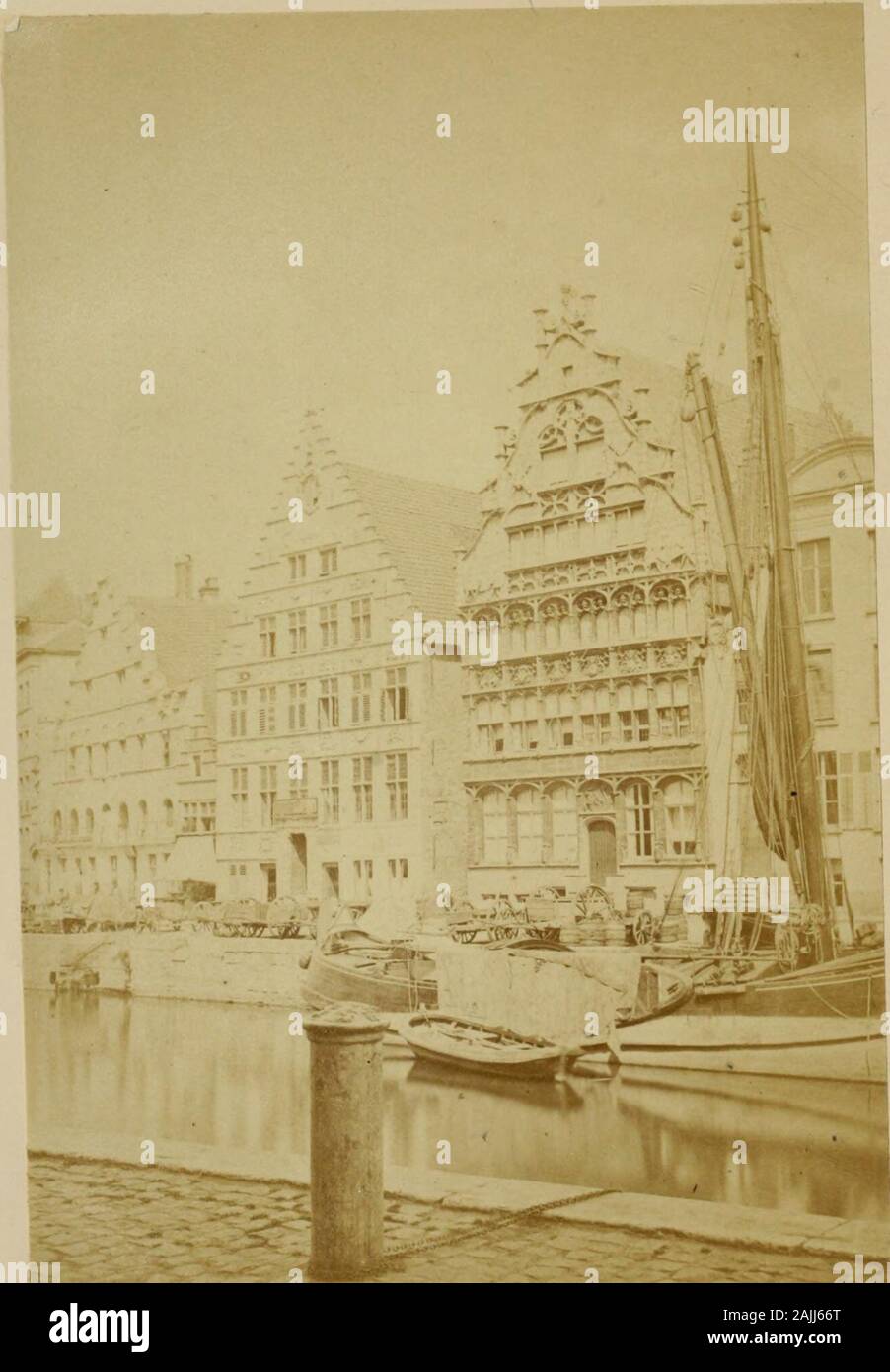 Reliques ; architecture flamande, légendaire, et de l'illustré, comme étant connecté avec des bâtiments en Belgique .. Il est à noter que le olddrawing montre un trompettiste sonnant son instrument de l'upperplatform, comme si les notes de commande ont été émis de cette manière. Bien sûr, c'est une effrayante exapf eiation^ ;];taille réelle de la pièce est de l'adolescence de neuf pieds de long, dix ans et demi de circonférence, et thiee de diamètre en bouche ; c'est d'un lit en fer forgé, et pèse près de 3^,00()lh. Un callsit Evelyn basilisco. Comment le roi de France, de l'aide de sa commande, avoir takenout oriflarame^ itsel Banque D'Images