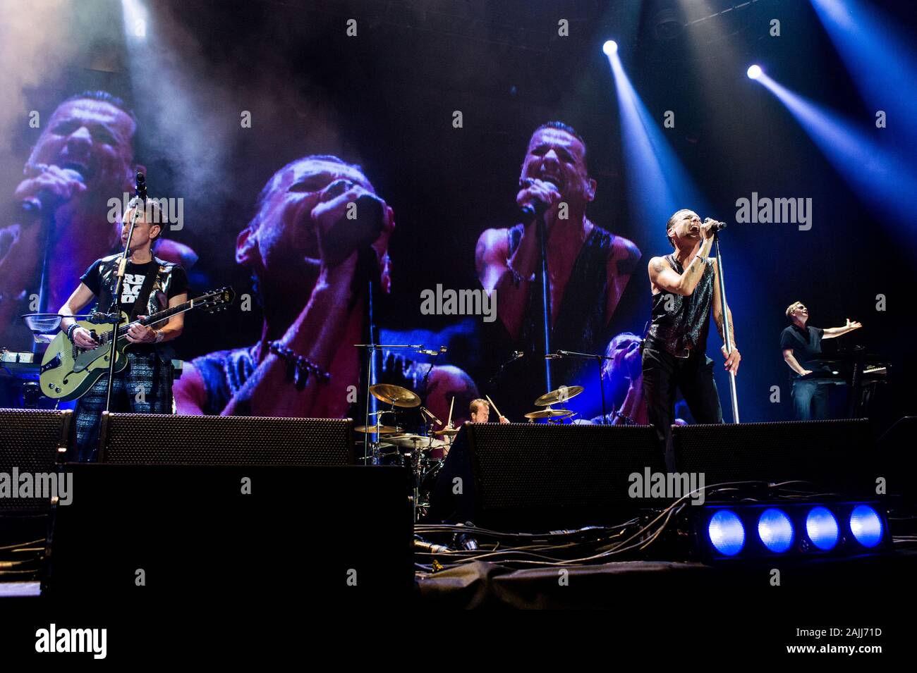 Milano Italie 02/20/2014 : live concert de Depeche Mode au Forum d'Assago, Delta Machine Tour à l'intérieur,le chanteur Dave Gahan, pendant l'exécution Banque D'Images