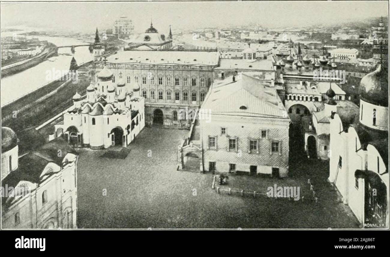 Moscou . -Ou en aient, mais leur avidité fut cruellement déçue.. Une cour intérieure du Kremlin.  ? Cest au pied de la tour le Grand dIvan que lon proclamait les ukazes.sur la place dite Ivanovskaïa. Une locution populaire rappelle cet usage : crieur public encoreaujourdhui vsioii noosk va Iv un oui ou, crieur public ^iouXela oxr.place dIvan, de façon à être entendu de tout le monde, autrement ditcrier à pleine gorge. Au deuxième étage de la tour le dIvan (irand despatriarches est conservé le trésor. Le visiteur a rarement rencontré un pareil ensemble decostumes also sacerdotaux richement garnis de perles et Banque D'Images