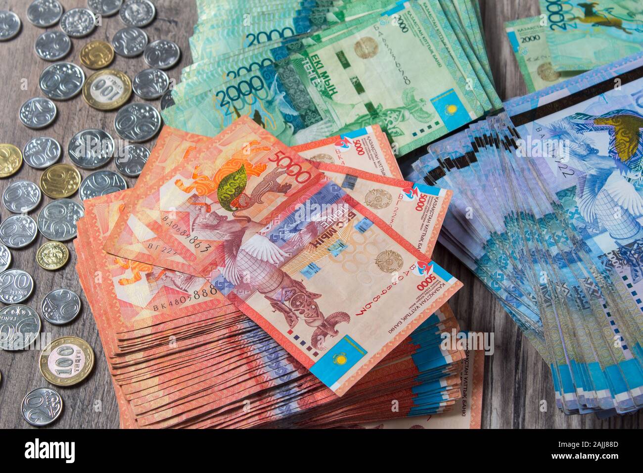 Billets en papier tenge KZT. Tenge est la monnaie nationale du Kazakhstan.  Banque du Kazakhstan Photo Stock - Alamy