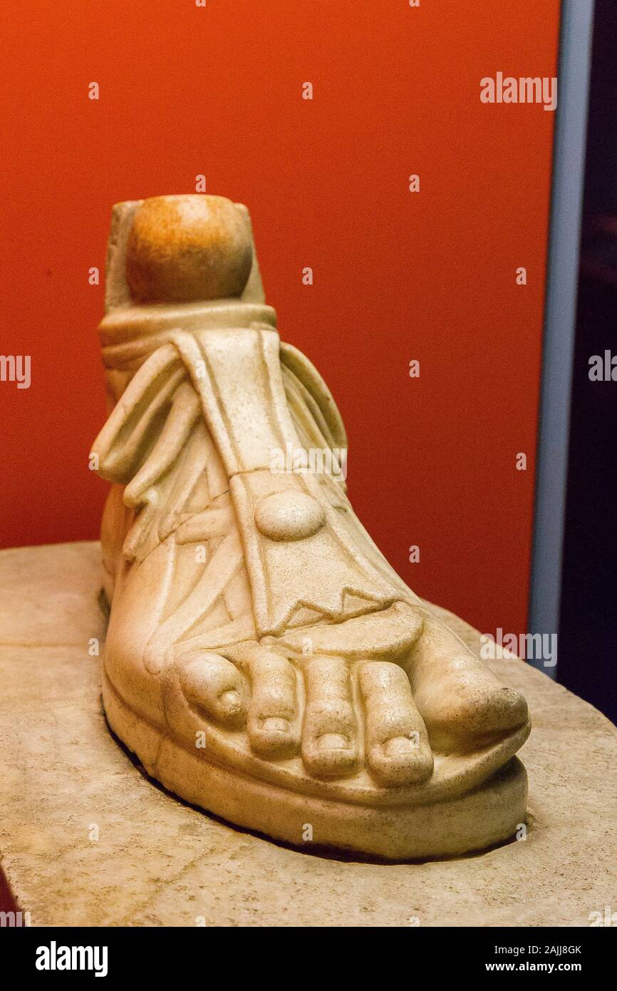 Visite d'ouverture de l'exposition "Osiris, Mystères engloutis d'Egypte". Grand ex-voto sous la forme d'une colonne commémorative avec un pied. Banque D'Images