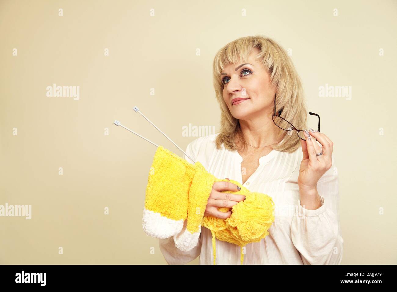 femme adulte avec des aiguilles de fil et de tricotage. loisirs et passe-temps en temps libre. Banque D'Images