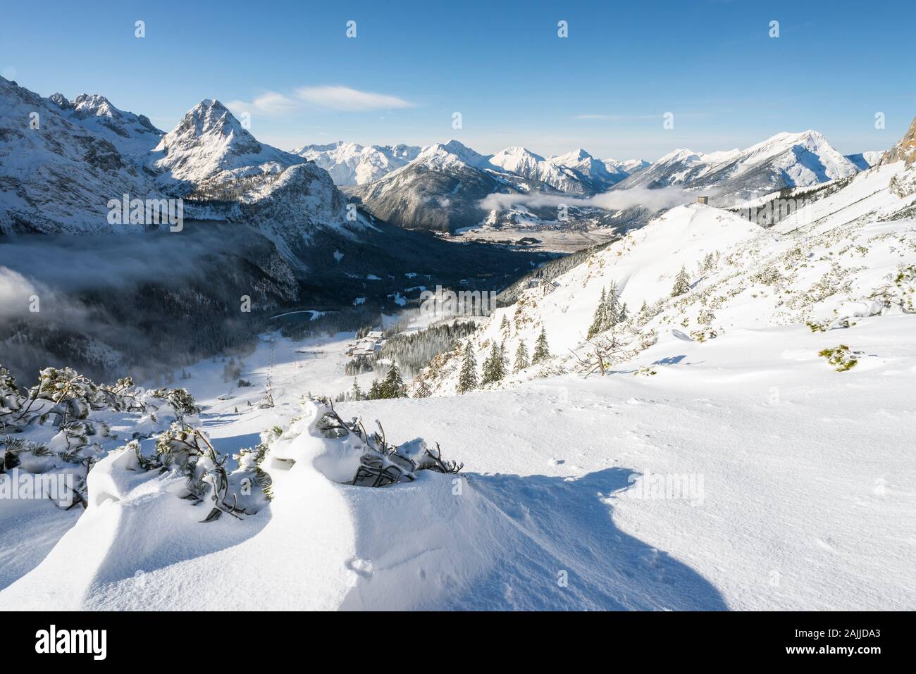 Panorama hivernal du bassin d'Ehrwald, d'Ehrwalder Sonnenspitze, du massif de Wetterstein, d'Ammergau et des Alpes de Lechtal depuis le mont Issenalkopf, Autriche Banque D'Images
