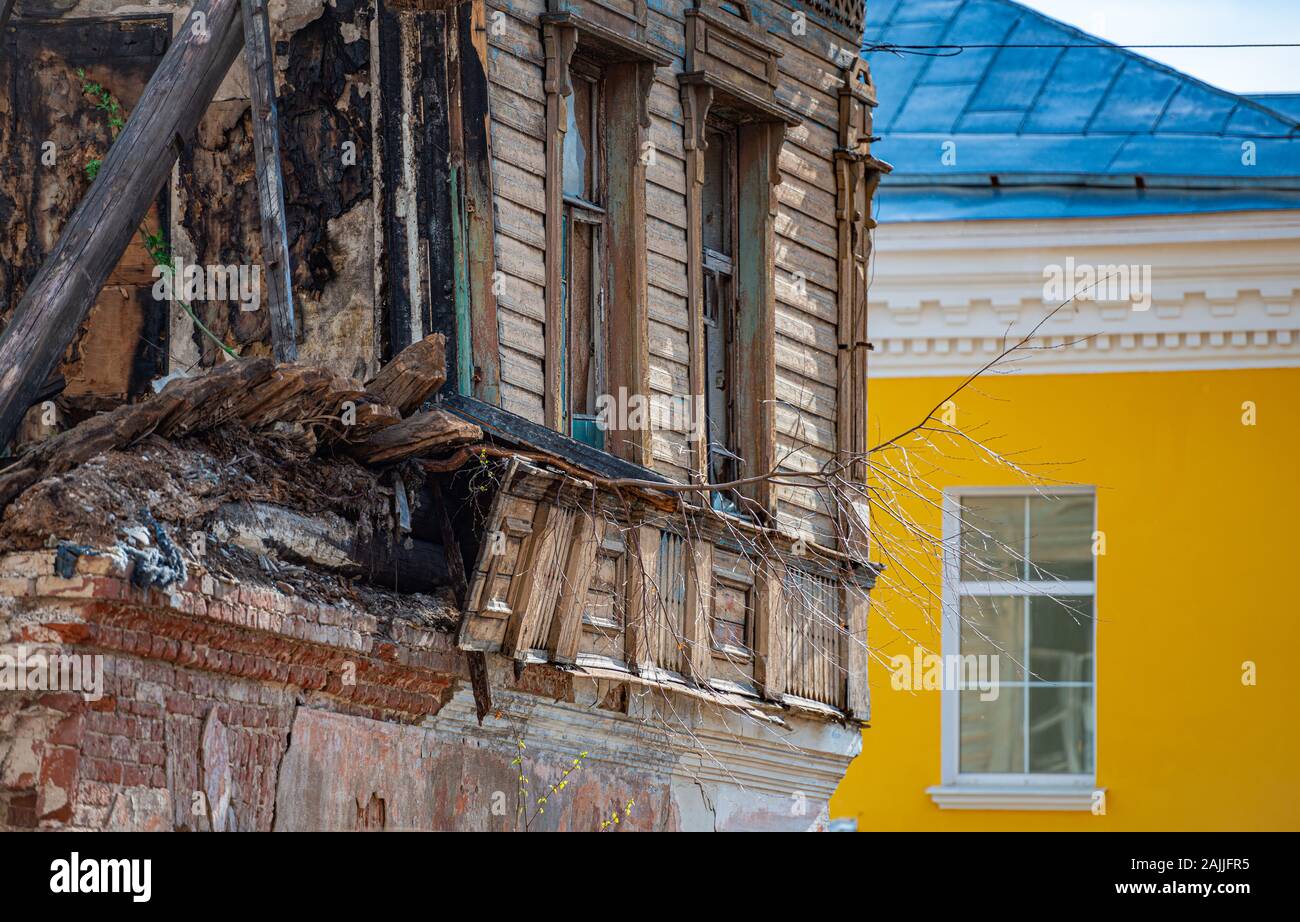 Vieille maison en bois avec des fissures et des lignes. Fenêtres sur mur de chambre. Banque D'Images