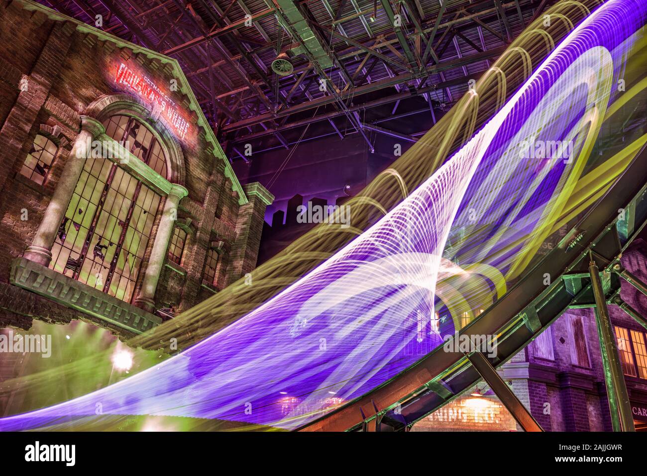 Une photo dans WB World Abu Dhabi, du parcours de la Révolution Riddler, comme le coaster tourne et bascule pendant la durée de 4 secondes d'exposition Banque D'Images