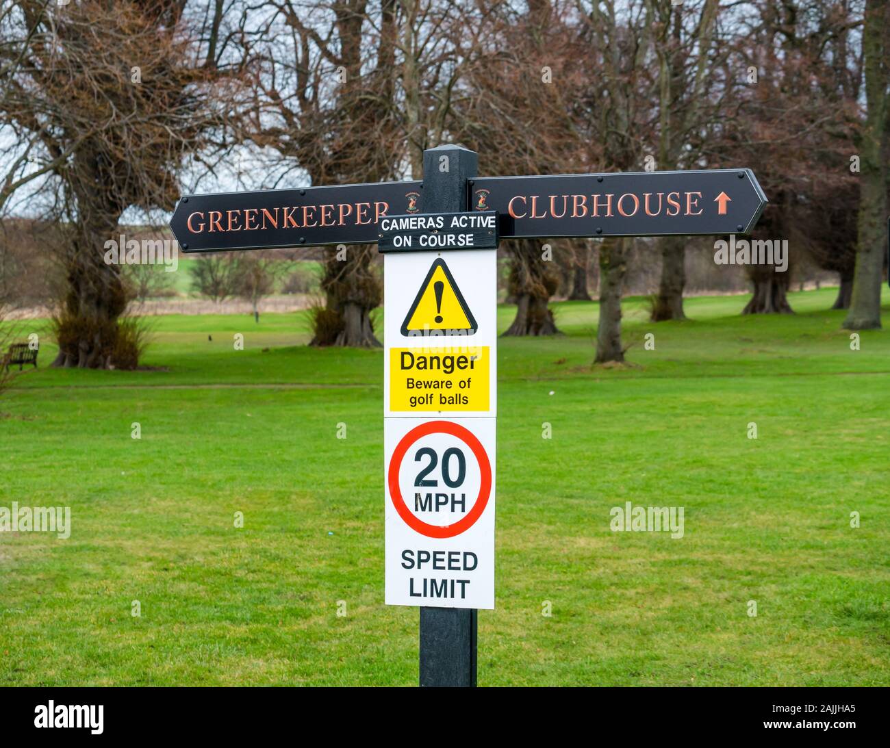 Panneau routier à Haddington Golf Club & clubhouse avec greenkeeper de limite de vitesse, Amisfield Park, East Lothian, Scotland, UK Banque D'Images