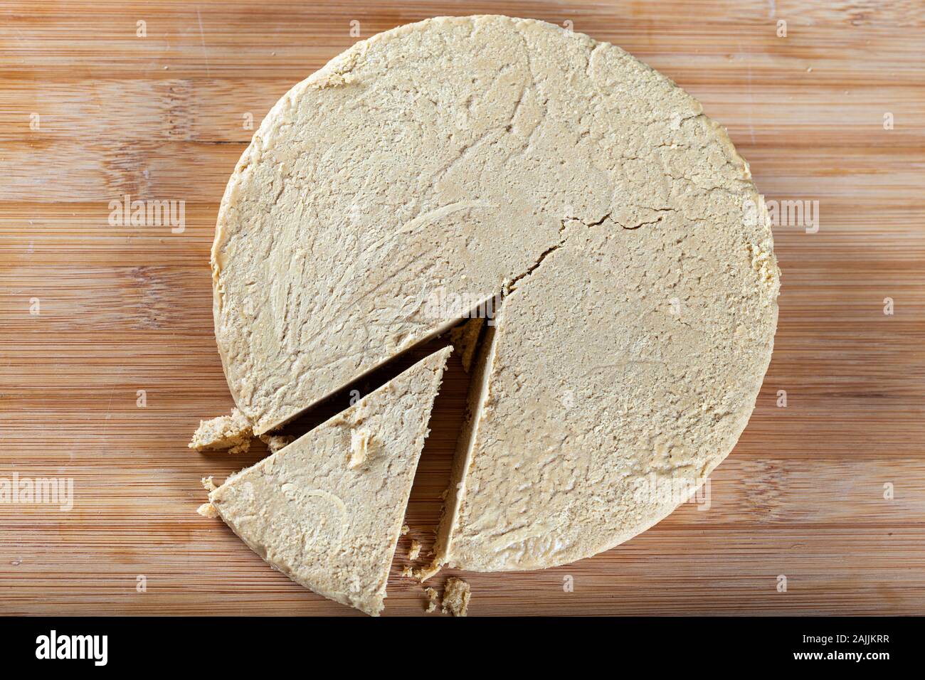 Tahini halva en tranches sur bakcground en bois. Banque D'Images