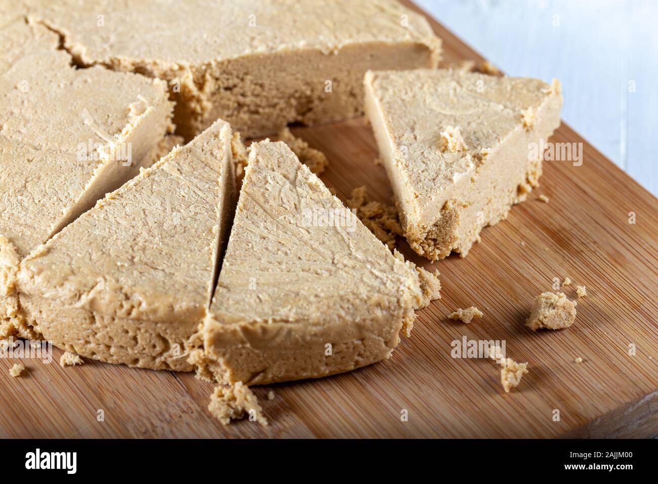 Tahini halva en tranches sur bakcground en bois. Banque D'Images