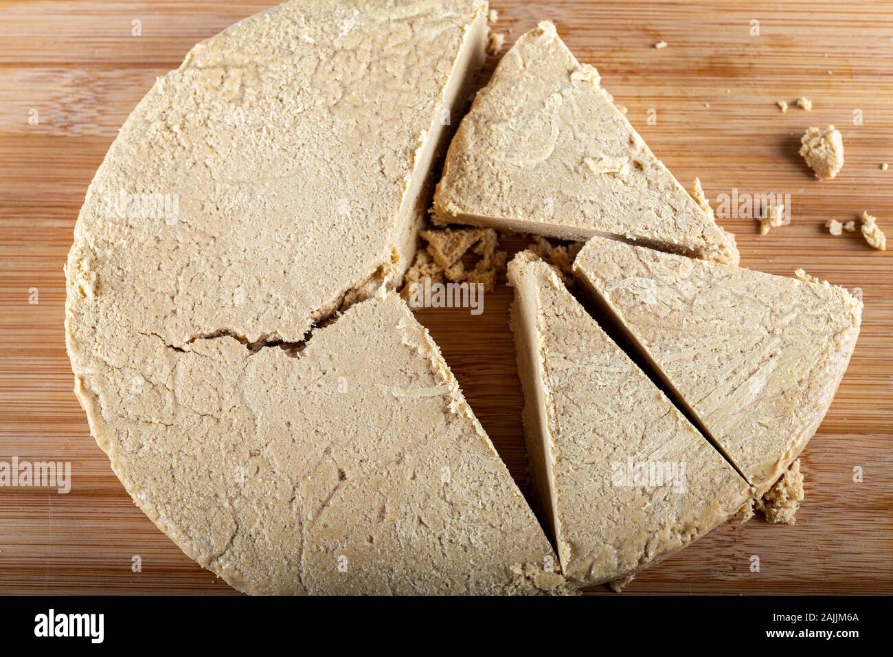 Tahini halva en tranches sur bakcground en bois. Banque D'Images