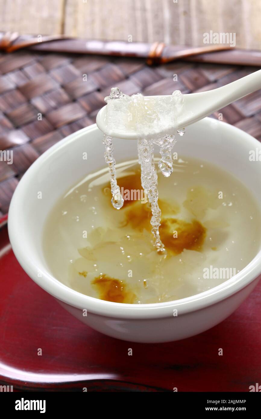 Dessert chinois tong sui(Soupe sucrée)ingrédients ; peach gum, neige et avaler le riz à la saponine Banque D'Images