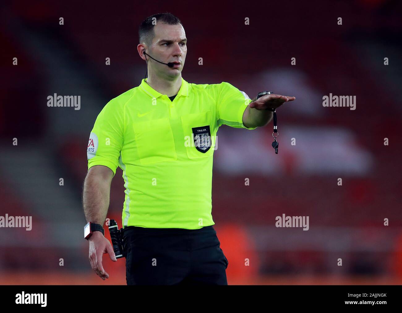 Tim Robinson arbitre au cours de la FA Cup troisième ronde correspondent au St Mary's, Southampton. Banque D'Images