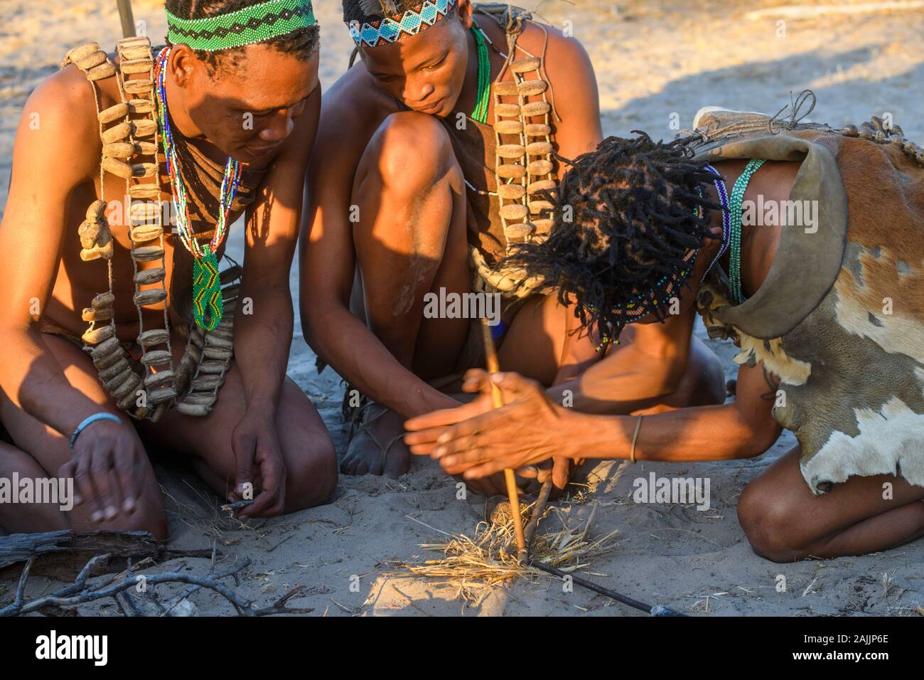 Les Bushmen San montrant comment allumer un feu, Kalahari, Botswana Banque D'Images