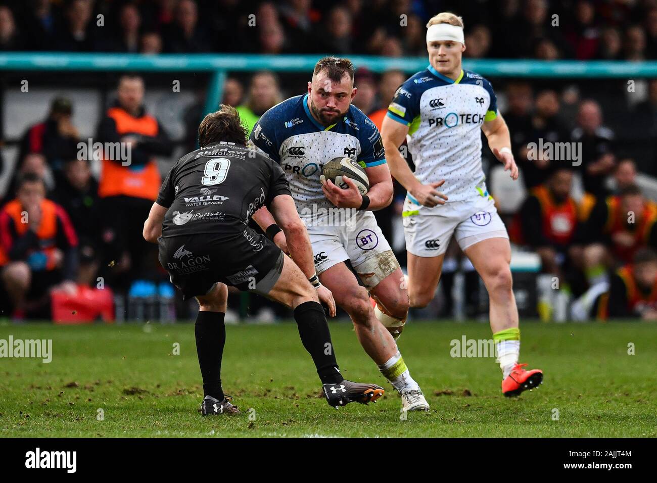 4e janvier 2020, Rodney Parade, Newport, Pays de Galles ; PRO Guinness14, Dragons Rugby v Ospreys : Sam Parry des Balbuzards en action pendant le match Crédit : Craig Thomas/News Images Banque D'Images