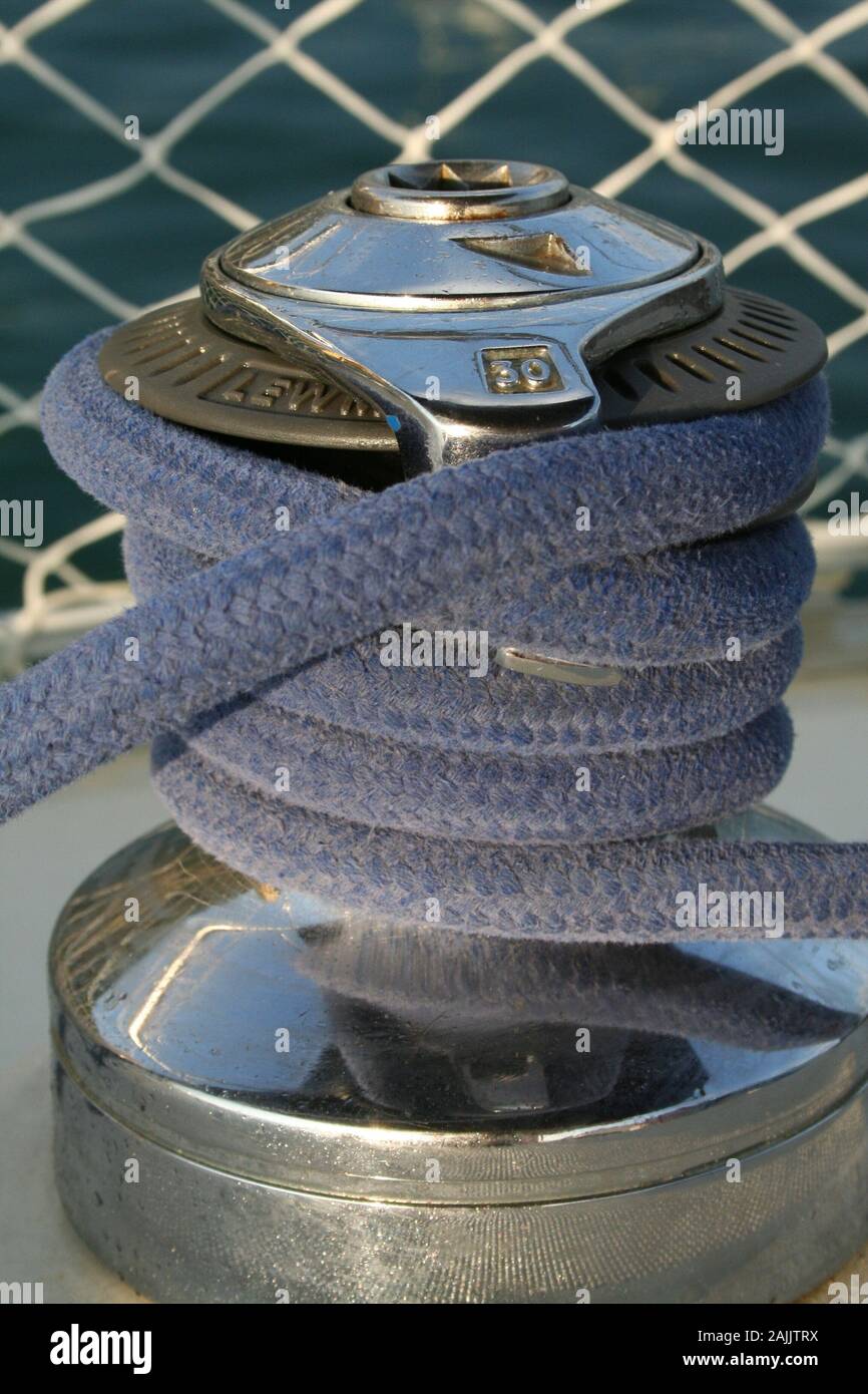 L tailing winch avec corde bleu, chrome raccord, en arrière-plan de compensation, la voile Banque D'Images