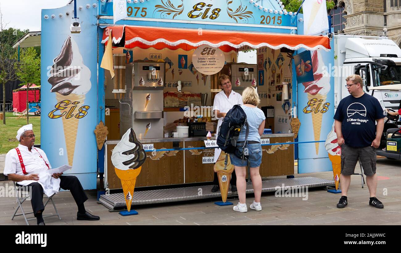 Coup de chandieu de personnes et de travailleurs dans un salon mobile de glace pendant un festival à Koblenz, Allemagne. Banque D'Images