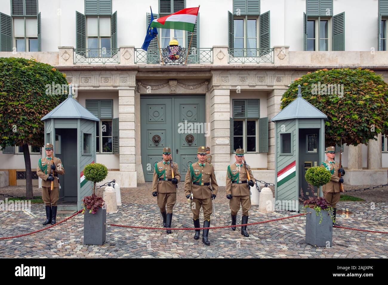 La modification de la garde militaire en face de Sandor Palace Budapest Banque D'Images