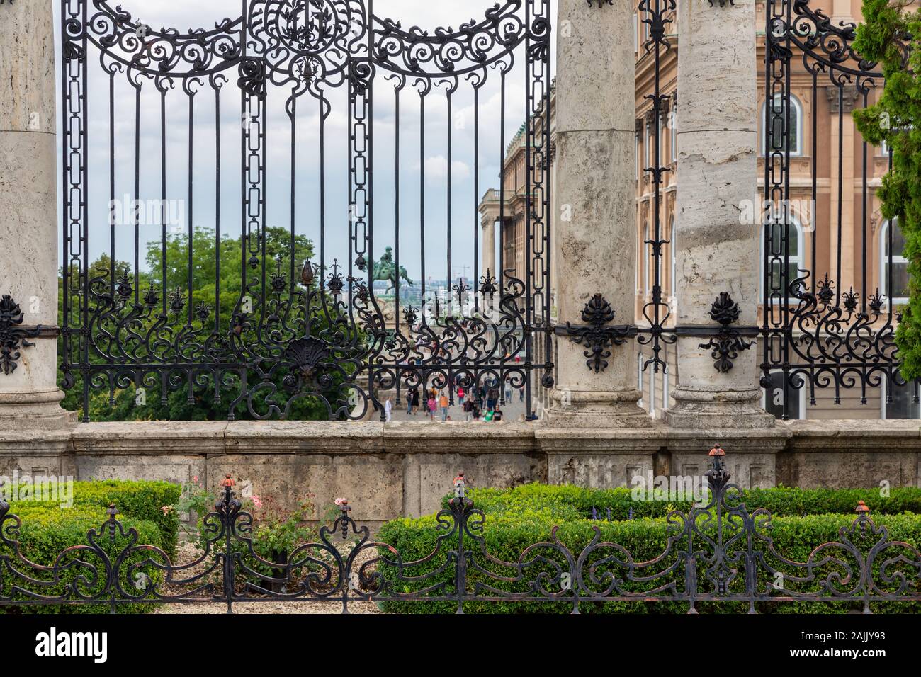 Des colonnes de marbre avec porte ferronnerie près de Château de Buda Budapest Hongrie Banque D'Images