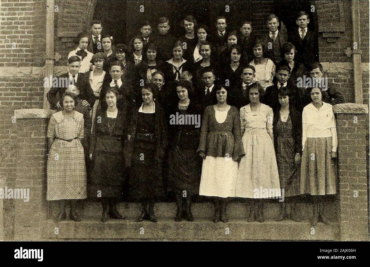 Souvenir . 4* Le  % de souvenirs. Classe Junior Coloris : violet et or. Fleur : Pansy. Devise : Toujours Unis. ©répond à LAWRENCE WATT présidente CATHERINE GARDNER VICE-PRÉSIDENT Secrétaire-trésorière RUBY SMITH e^em&ers Virginia Allen Catherine Gardner Dora Walker John Anderson Florence personnalités liées à la commune Annie Harris Esther Malcolm façon Julia Brooks Tempie personnalités liées à la commune Harris Edward Anderson Guy Pettigrew Evelyn Brown Margaret Hancock Billie Burton Benton Pipkin Pattie Brown Bertha McCollum Garland Gillie Henry Schoolfield Florence Burton Lou Ida Norman Eddie Haygood Herman Smith Elizabeth Cardwell Ruby Smith James M Banque D'Images