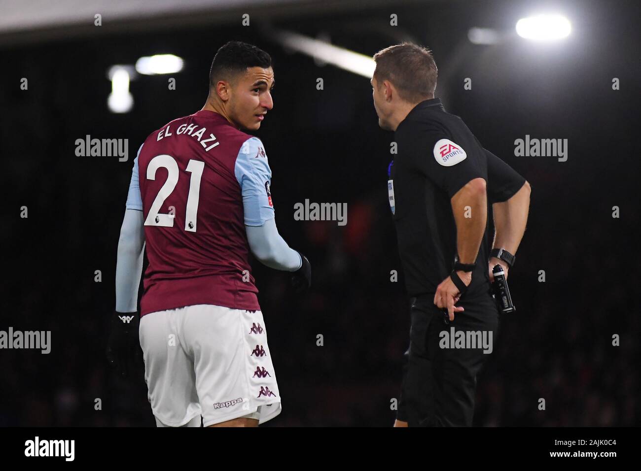 Londres, Angleterre - le 4 janvier 2020 : Anwar El Ghazi de Villa parle à l'arbitre anglais Craig Pawson après il a marqué un but au cours de la 2019-2020 FA Cup troisième ronde match entre FC Fulham et Aston Villa FC à Craven Cottage. Banque D'Images