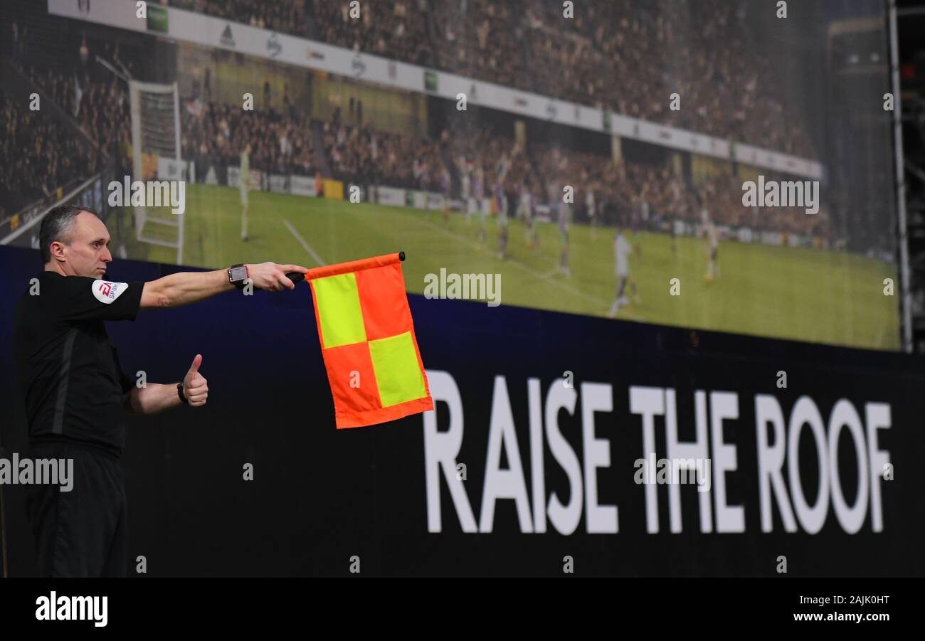 Londres, Angleterre - le 4 janvier 2020 : arbitre assistant Anglais Darren Cann photographié au cours de la 2019-2020 FA Cup troisième ronde match entre FC Fulham et Aston Villa FC à Craven Cottage. Banque D'Images
