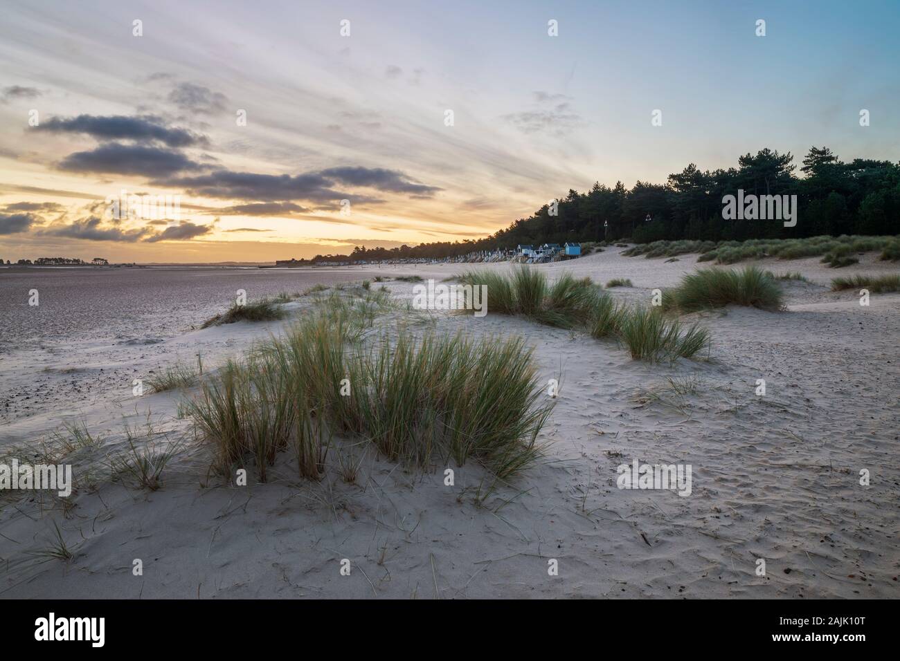 Lever du soleil sur les huttes de plage et les dunes de sable de Wells à côté de la plage de la mer, Wells-Next-the-Sea, Norfolk, Angleterre, Royaume-Uni, Europe Banque D'Images