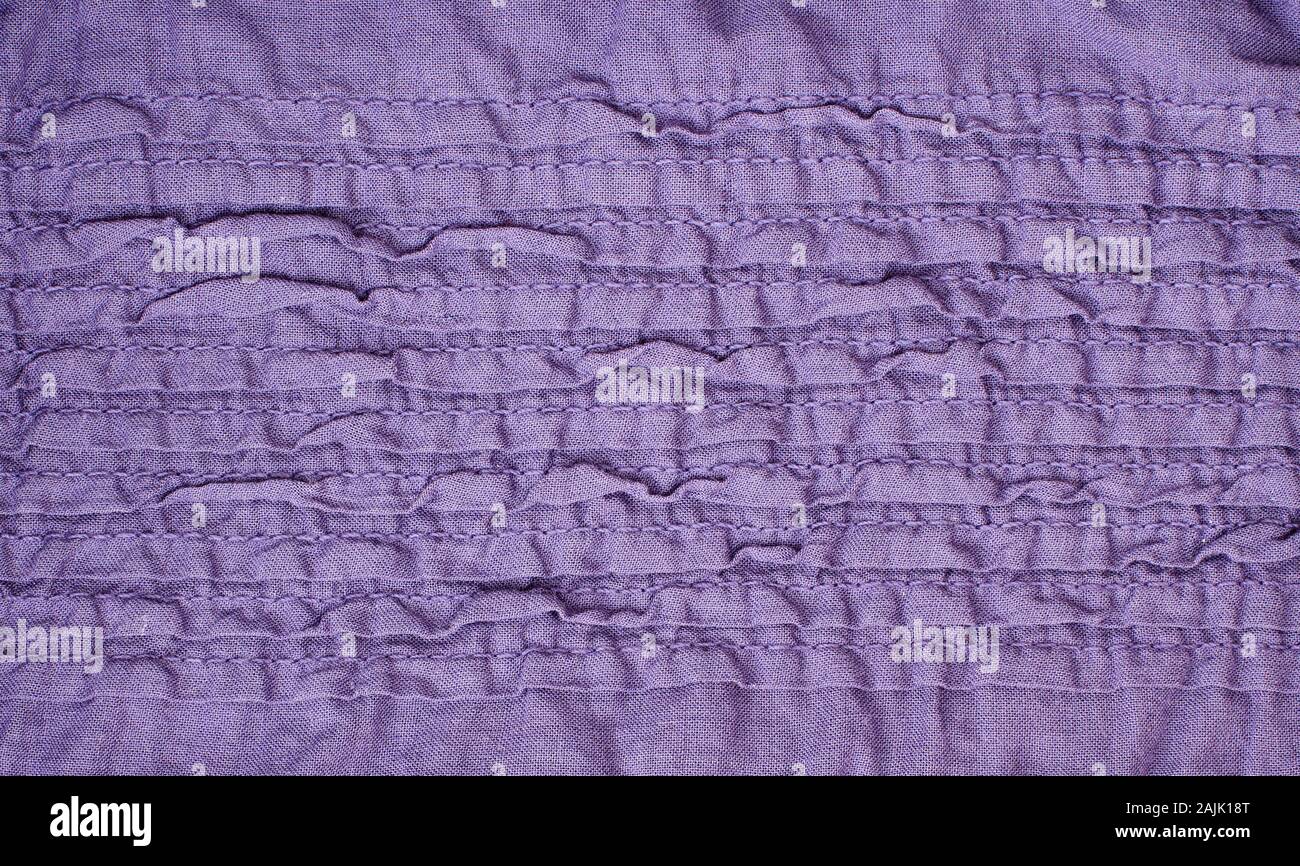 Gros plan du tissu violet avec des plis cousus pour le fond Banque D'Images