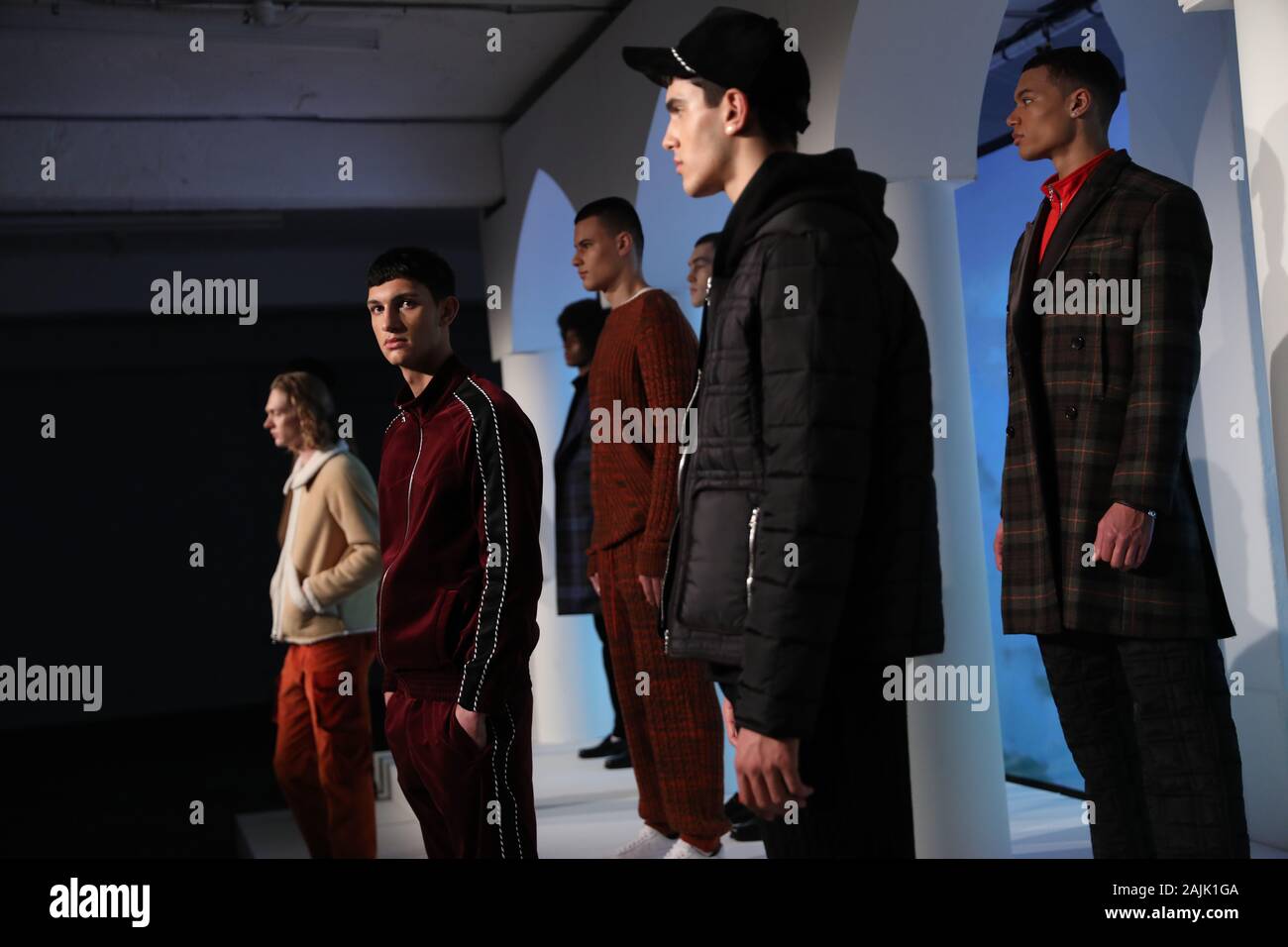 Au cours des modèles de pacifisme London Fashion Week SS20 hommes présentation faite à la BFC Voir l'espace, Truman Brewery London. Banque D'Images