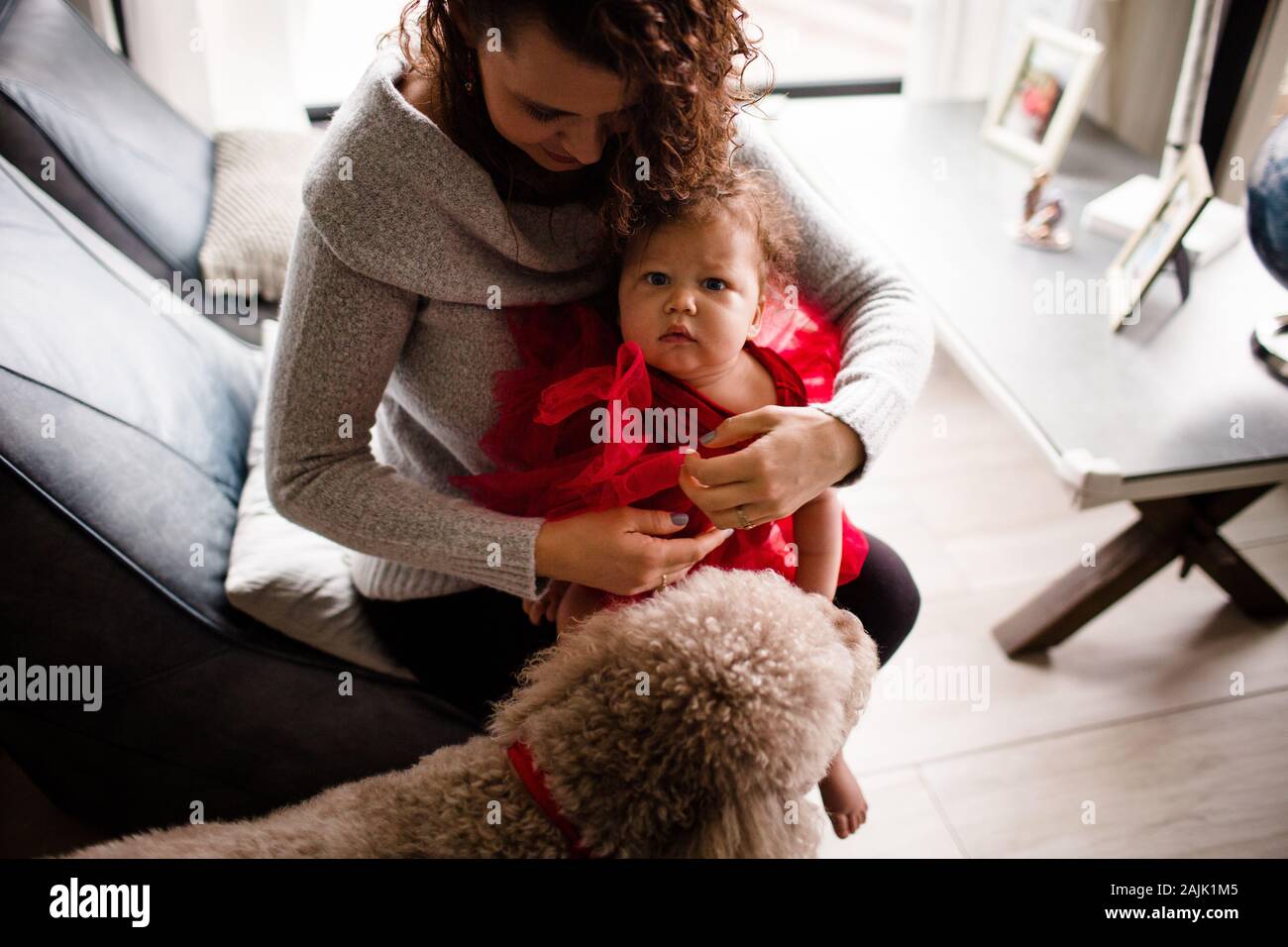 Mom Dressing Baby Banque D Image Et Photos Alamy