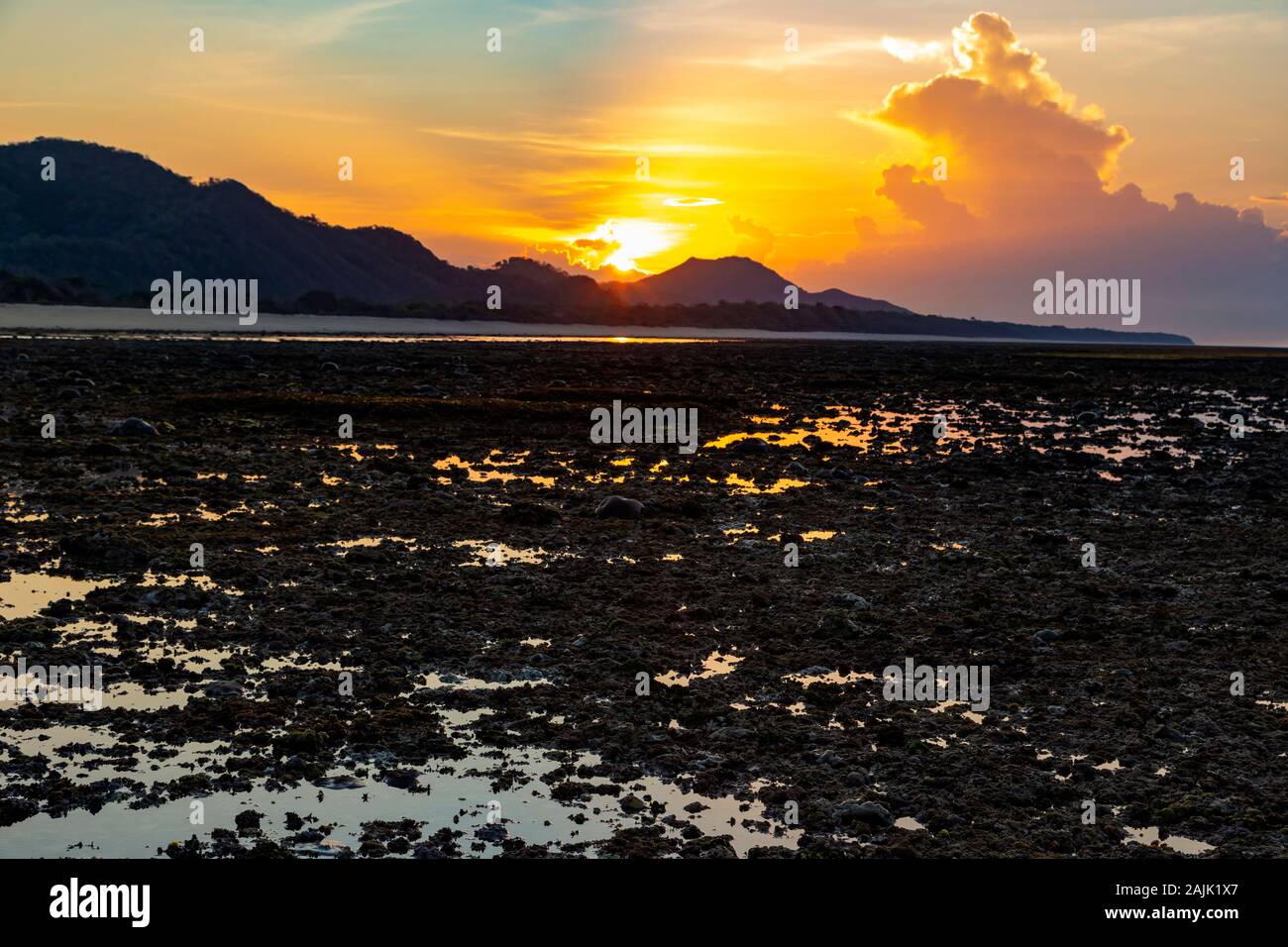 Paysage de lever du soleil, île de Sumbawa, Indonésie Banque D'Images