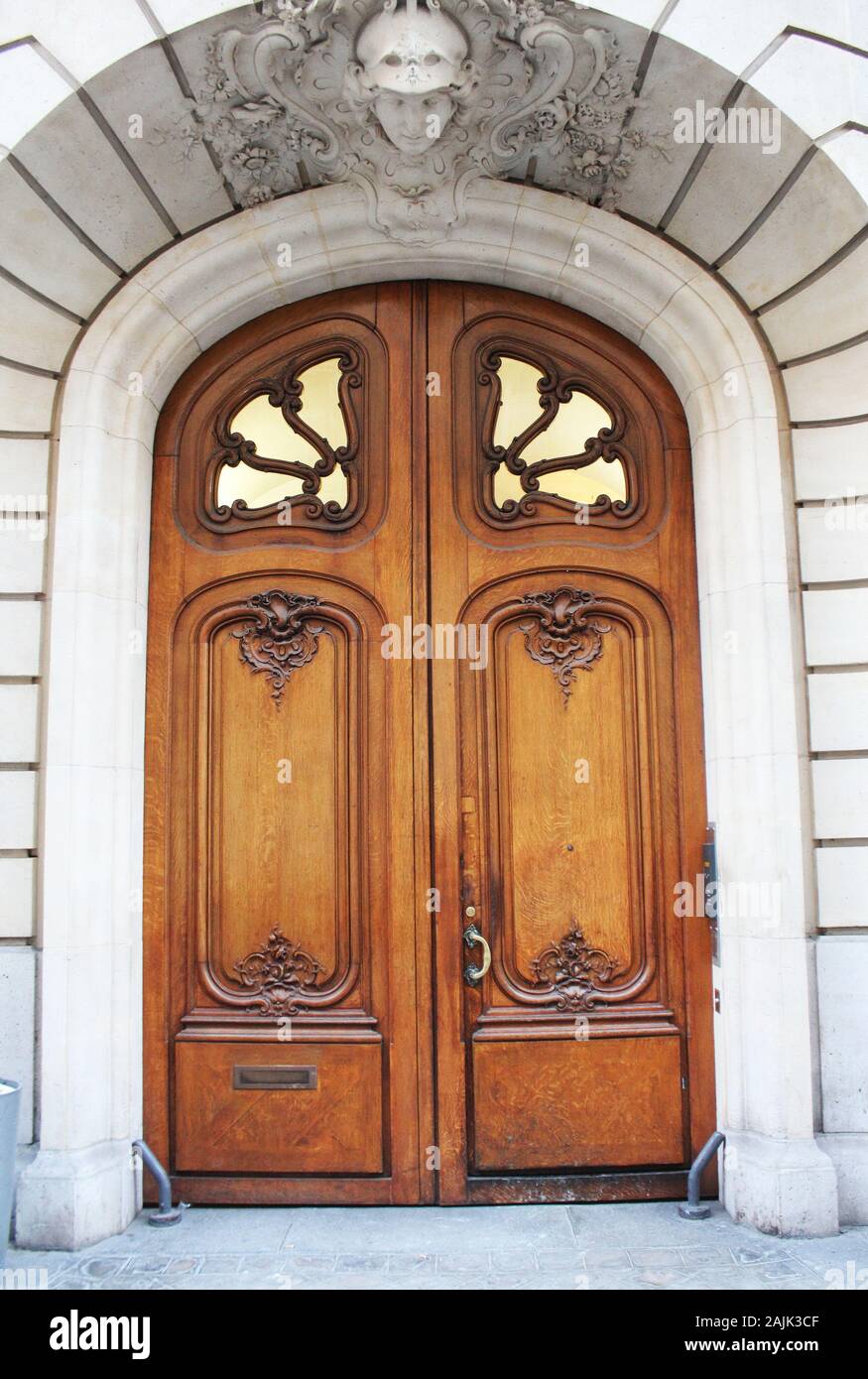 L'ancienne porte d'entrée, la façade blanche et marron porte, Paris, France  Photo Stock - Alamy