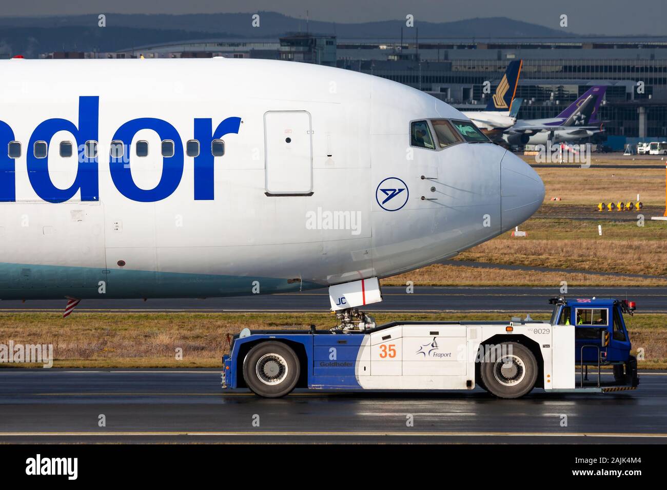 Francfort / ALLEMAGNE - 4 décembre 2012 : Condor Boeing 767-300 G-DAJC avion de passagers roulant à l'aéroport de Francfort Banque D'Images