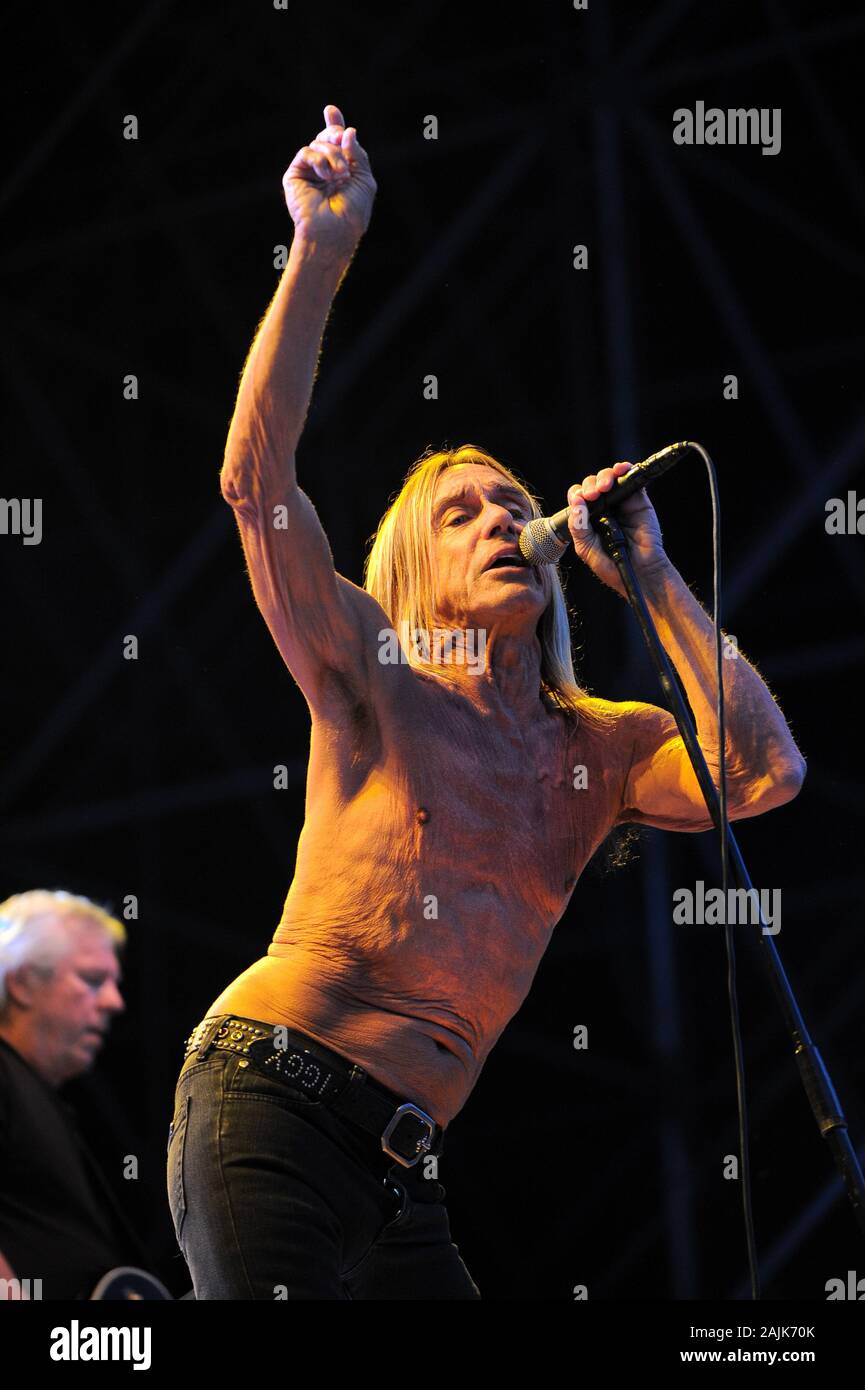 Milan Italie 11 juillet 2013, Iggy Pop et les Stooges, concert en direct à l'Hippodrome de San Siro : Iggy Pop pendant le concert Banque D'Images