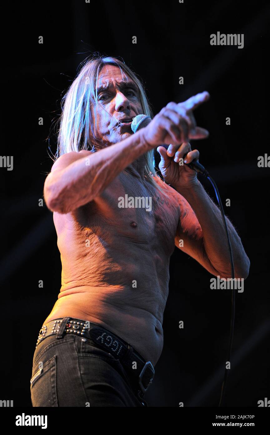 Milan Italie 11 juillet 2013, Iggy Pop et les Stooges, concert en direct à l'Hippodrome de San Siro : Iggy Pop pendant le concert Banque D'Images